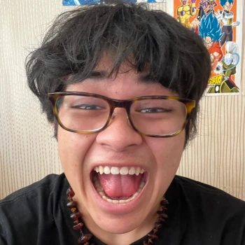 Sacha Uzumaki gritando a la cámara en pleno directo